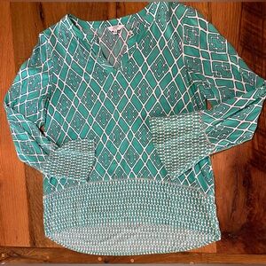 crown & ivy Long Sleeve V-Neck Top in Fun Seafoam Green & White Pattern, Sz Med